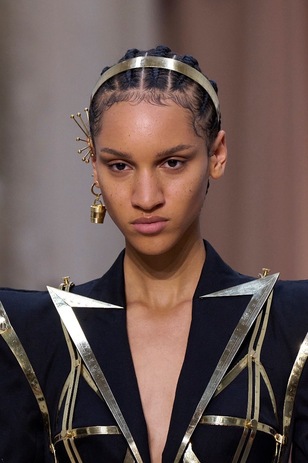 مجموعة Jean Paul Gaultier تحيي موضة القش والخطوط المقلمة في شتاء 2023 