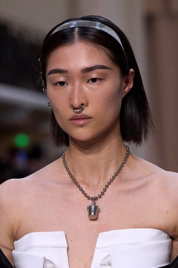 مجموعة Jean Paul Gaultier تحيي موضة القش والخطوط المقلمة في شتاء 2023 