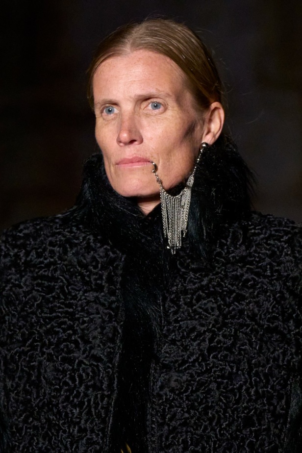 اطلالات جمالية من عرض أزياء غوتشي كروز 2023