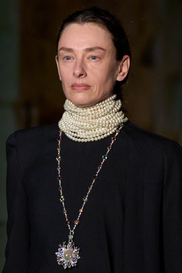 اطلالات جمالية من عرض أزياء غوتشي كروز 2023