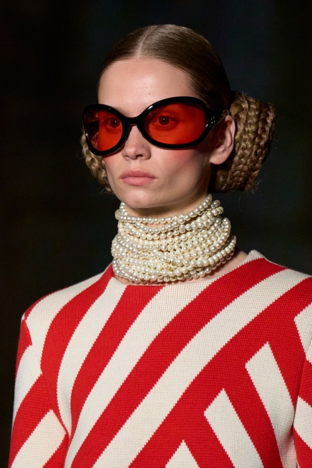 اطلالات جمالية من عرض أزياء غوتشي كروز 2023