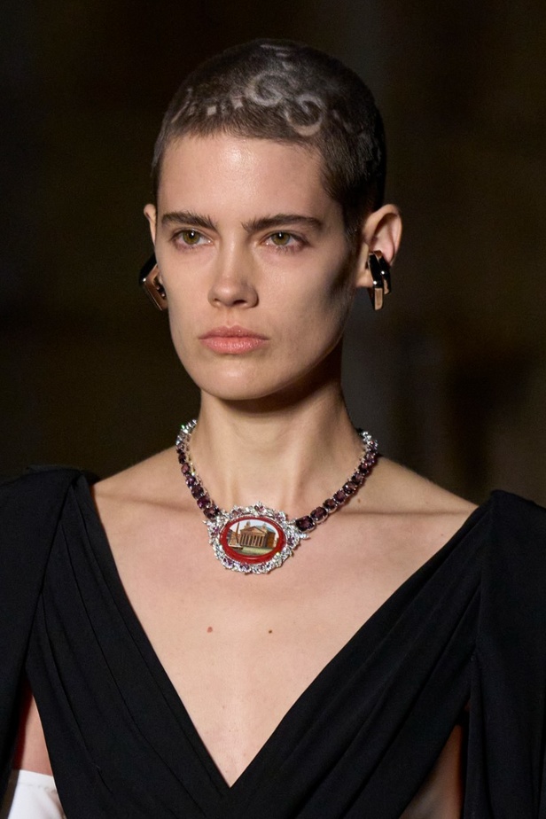 اطلالات جمالية من عرض أزياء غوتشي كروز 2023