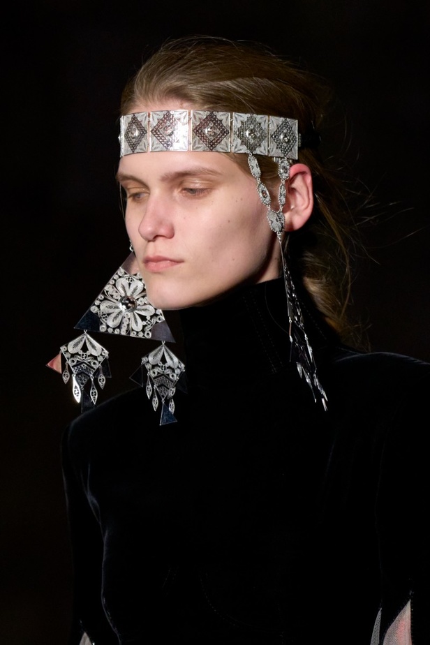 اطلالات جمالية من عرض أزياء غوتشي كروز 2023