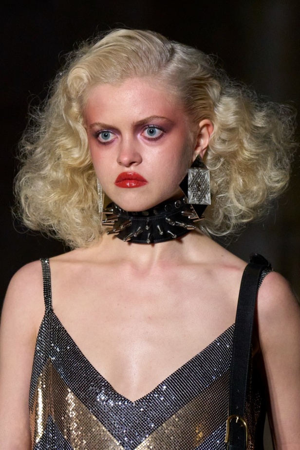 اطلالات جمالية من عرض أزياء غوتشي كروز 2023