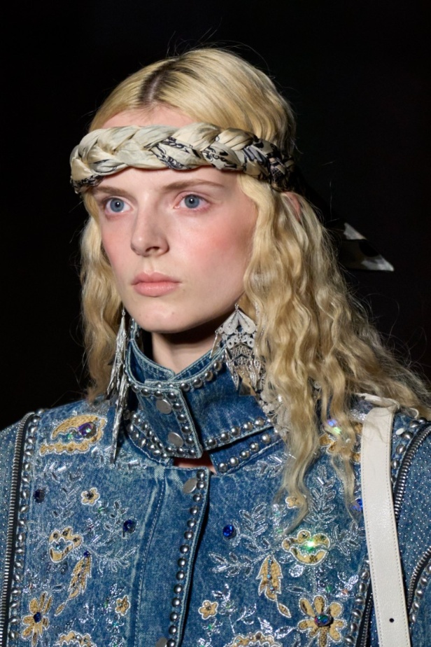 اطلالات جمالية من عرض أزياء غوتشي كروز 2023