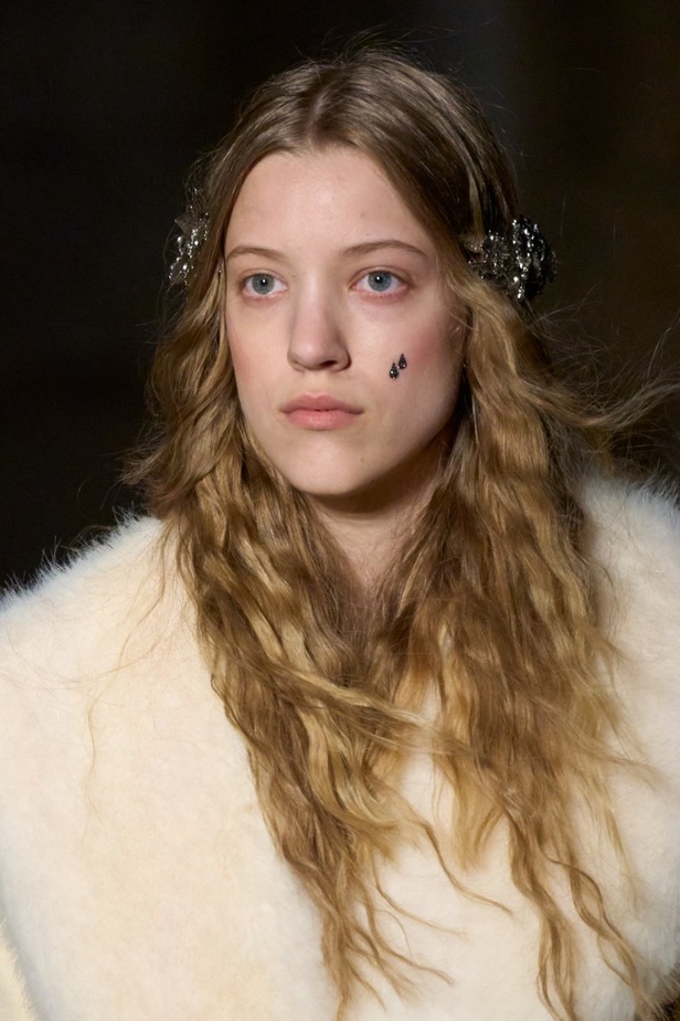 اطلالات جمالية من عرض أزياء غوتشي كروز 2023