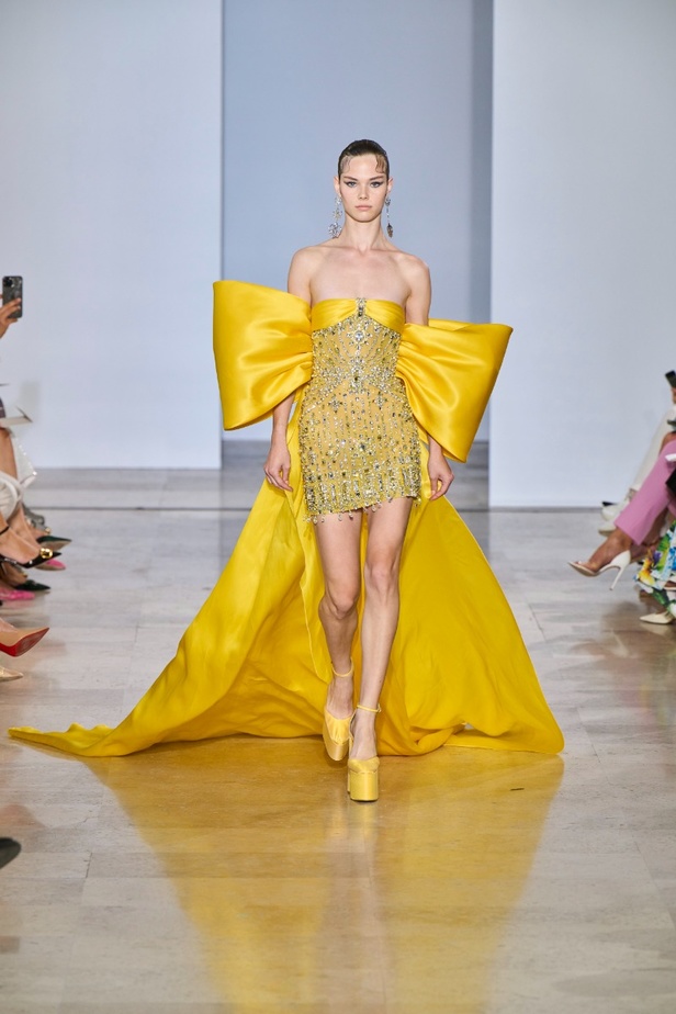 مجموعة دار جورج حبيقة Eternal Gifts  افتتحت العرض مؤثرة الموضة الألمانية ليوني هان بفستان قصير باللون الفضي تميّز بسلاسل معدنية ثلاثية الأبعاد