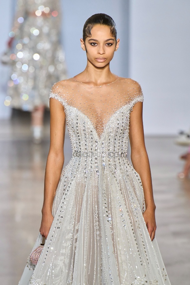 مجموعة دار جورج حبيقة Eternal Gifts  افتتحت العرض مؤثرة الموضة الألمانية ليوني هان بفستان قصير باللون الفضي تميّز بسلاسل معدنية ثلاثية الأبعاد