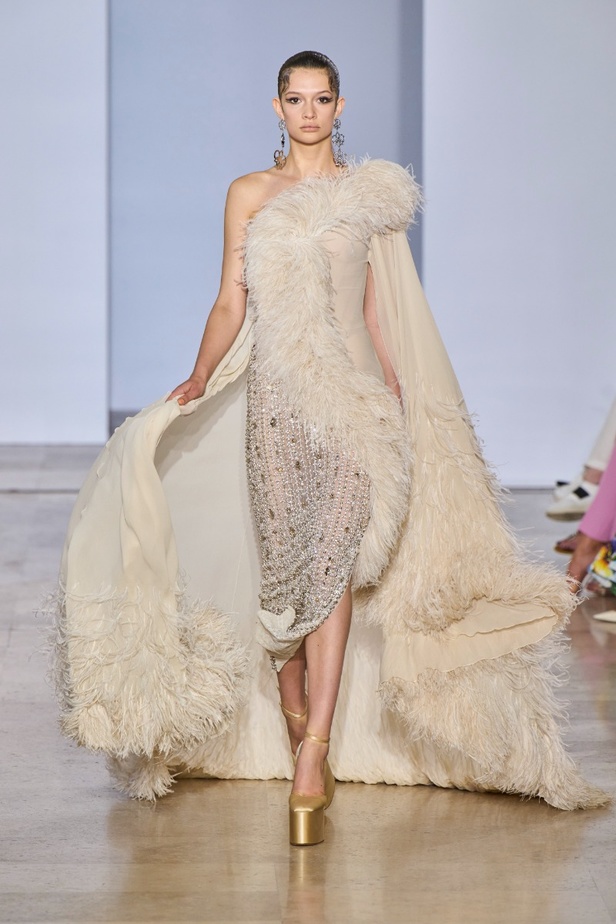 مجموعة دار جورج حبيقة Eternal Gifts  افتتحت العرض مؤثرة الموضة الألمانية ليوني هان بفستان قصير باللون الفضي تميّز بسلاسل معدنية ثلاثية الأبعاد