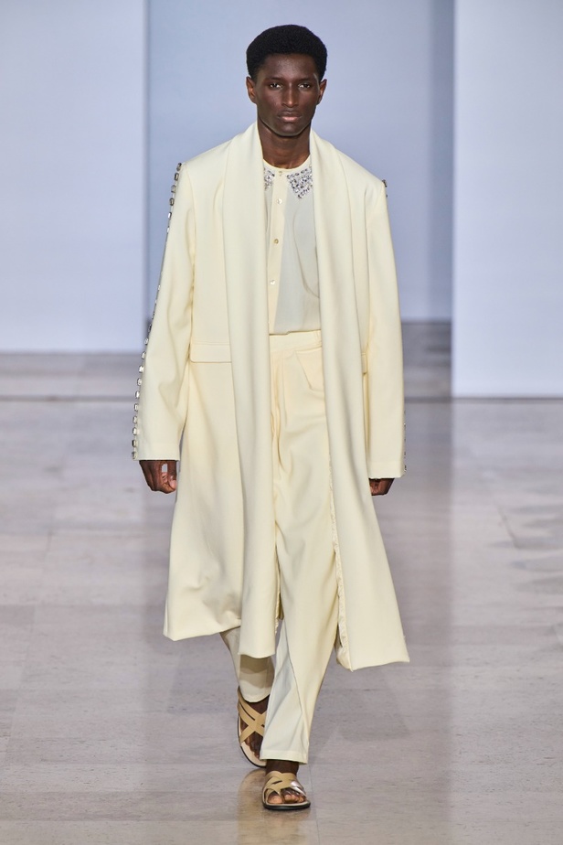 مجموعة دار جورج حبيقة Eternal Gifts  افتتحت العرض مؤثرة الموضة الألمانية ليوني هان بفستان قصير باللون الفضي تميّز بسلاسل معدنية ثلاثية الأبعاد