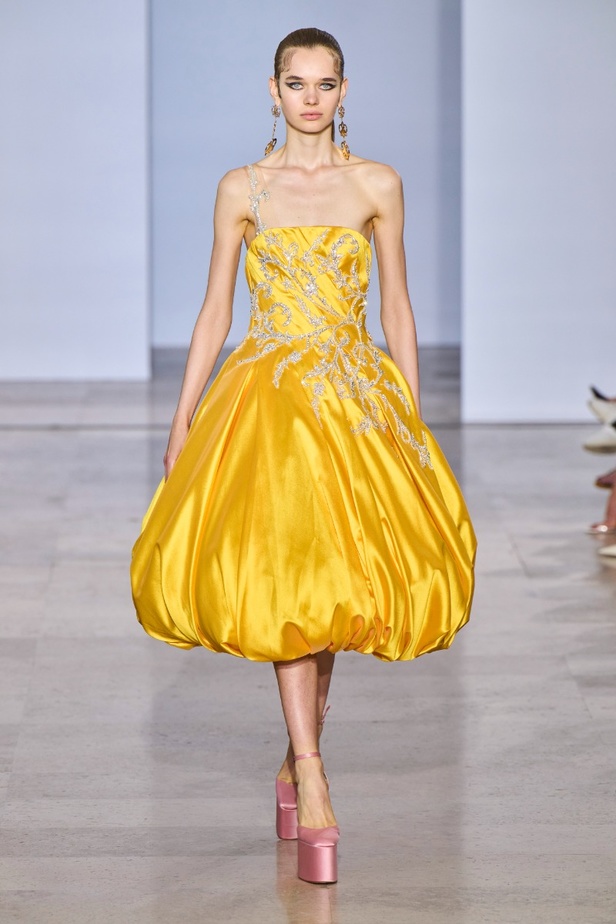 مجموعة دار جورج حبيقة Eternal Gifts  افتتحت العرض مؤثرة الموضة الألمانية ليوني هان بفستان قصير باللون الفضي تميّز بسلاسل معدنية ثلاثية الأبعاد