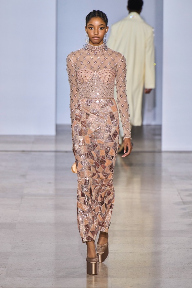 مجموعة دار جورج حبيقة Eternal Gifts  افتتحت العرض مؤثرة الموضة الألمانية ليوني هان بفستان قصير باللون الفضي تميّز بسلاسل معدنية ثلاثية الأبعاد