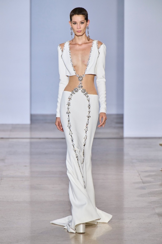 مجموعة دار جورج حبيقة Eternal Gifts  افتتحت العرض مؤثرة الموضة الألمانية ليوني هان بفستان قصير باللون الفضي تميّز بسلاسل معدنية ثلاثية الأبعاد