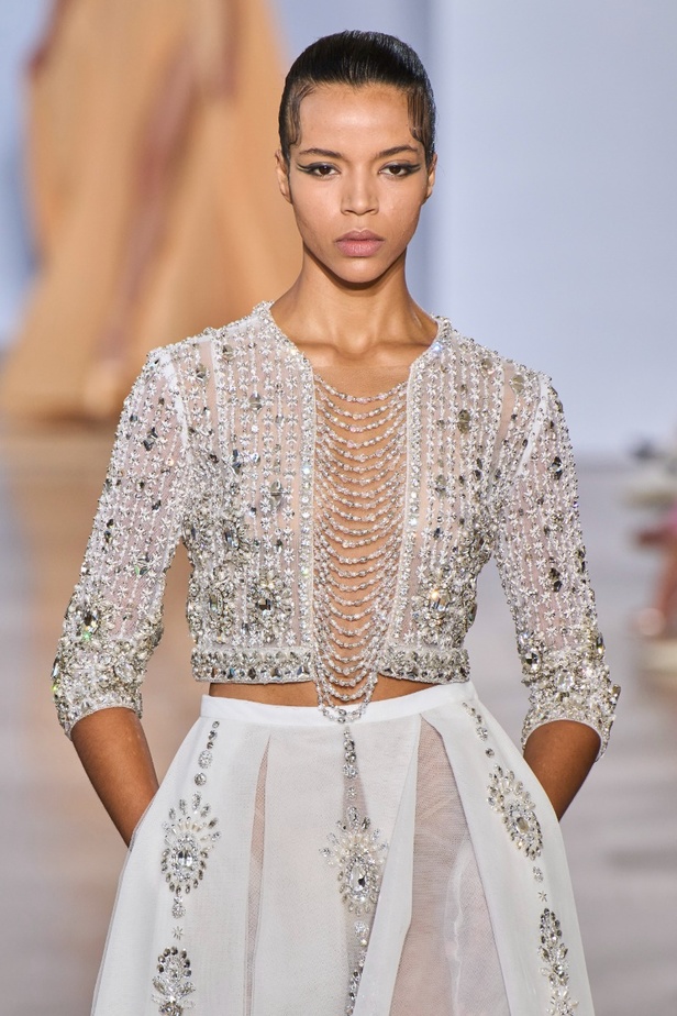 مجموعة دار جورج حبيقة Eternal Gifts  افتتحت العرض مؤثرة الموضة الألمانية ليوني هان بفستان قصير باللون الفضي تميّز بسلاسل معدنية ثلاثية الأبعاد