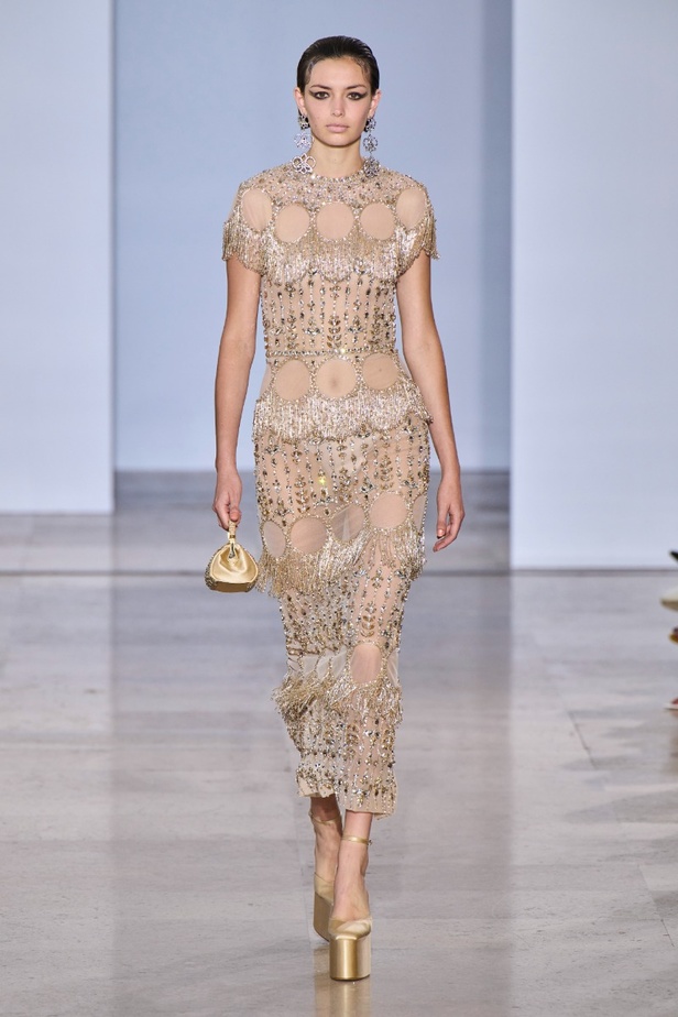 مجموعة دار جورج حبيقة Eternal Gifts  افتتحت العرض مؤثرة الموضة الألمانية ليوني هان بفستان قصير باللون الفضي تميّز بسلاسل معدنية ثلاثية الأبعاد