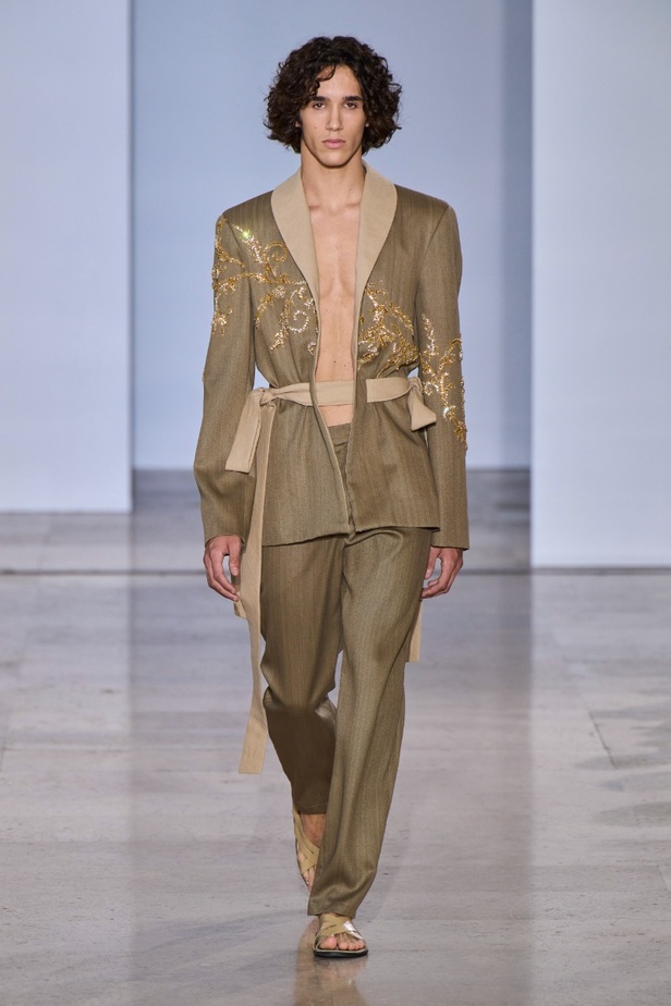 مجموعة دار جورج حبيقة Eternal Gifts  افتتحت العرض مؤثرة الموضة الألمانية ليوني هان بفستان قصير باللون الفضي تميّز بسلاسل معدنية ثلاثية الأبعاد