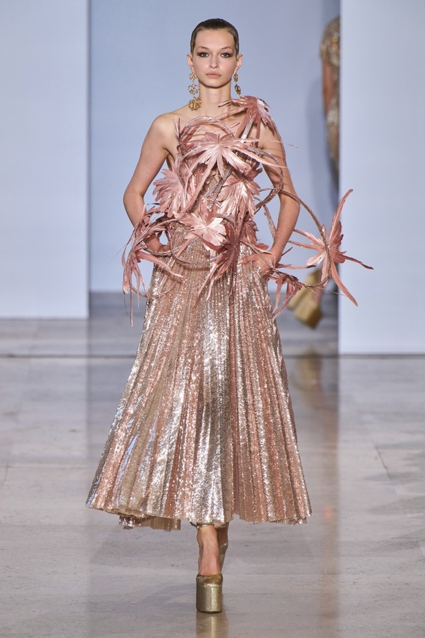 مجموعة دار جورج حبيقة Eternal Gifts  افتتحت العرض مؤثرة الموضة الألمانية ليوني هان بفستان قصير باللون الفضي تميّز بسلاسل معدنية ثلاثية الأبعاد