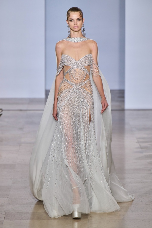 مجموعة دار جورج حبيقة Eternal Gifts  افتتحت العرض مؤثرة الموضة الألمانية ليوني هان بفستان قصير باللون الفضي تميّز بسلاسل معدنية ثلاثية الأبعاد