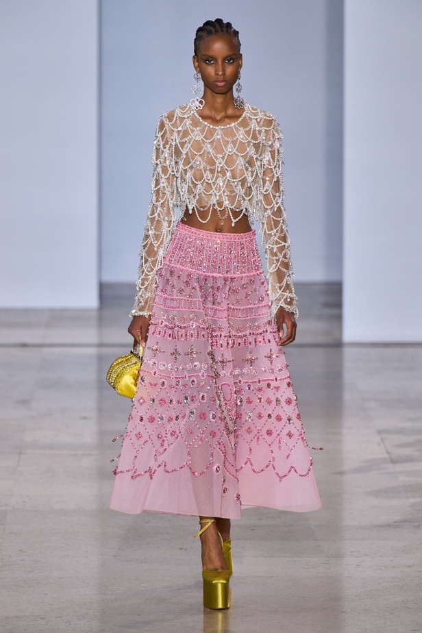 مجموعة دار جورج حبيقة Eternal Gifts  افتتحت العرض مؤثرة الموضة الألمانية ليوني هان بفستان قصير باللون الفضي تميّز بسلاسل معدنية ثلاثية الأبعاد