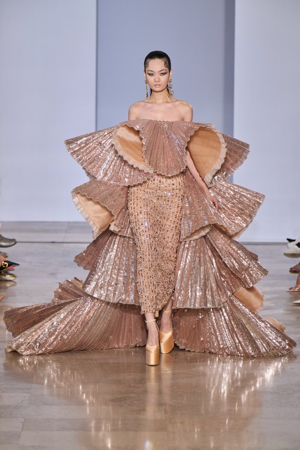 مجموعة دار جورج حبيقة Eternal Gifts  افتتحت العرض مؤثرة الموضة الألمانية ليوني هان بفستان قصير باللون الفضي تميّز بسلاسل معدنية ثلاثية الأبعاد