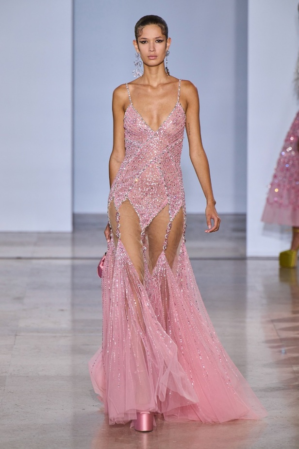 مجموعة دار جورج حبيقة Eternal Gifts  افتتحت العرض مؤثرة الموضة الألمانية ليوني هان بفستان قصير باللون الفضي تميّز بسلاسل معدنية ثلاثية الأبعاد