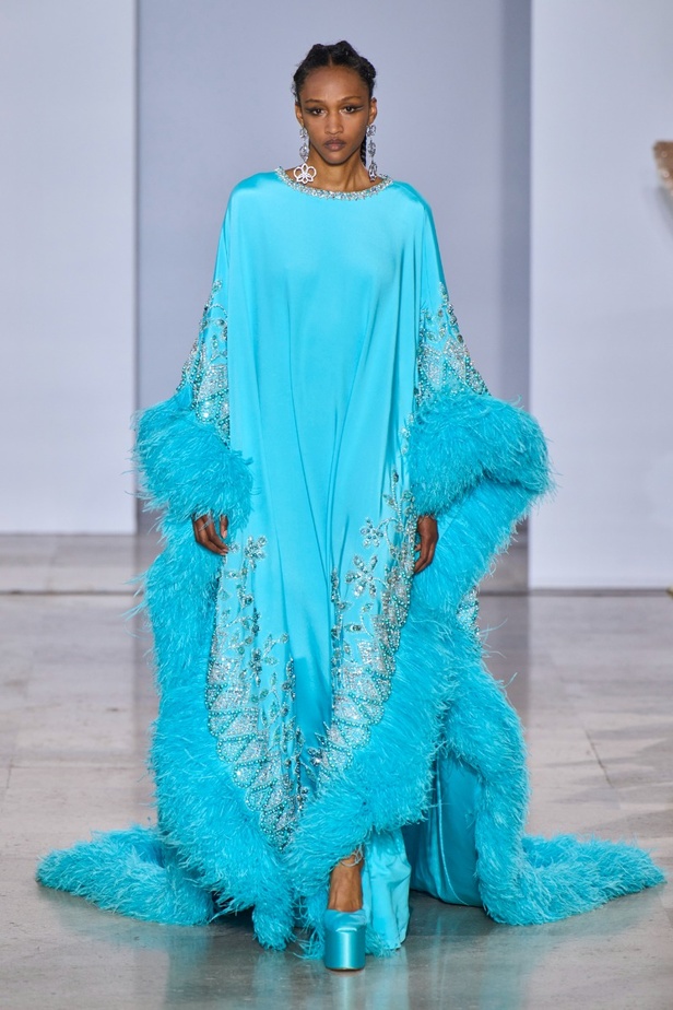 مجموعة دار جورج حبيقة Eternal Gifts  افتتحت العرض مؤثرة الموضة الألمانية ليوني هان بفستان قصير باللون الفضي تميّز بسلاسل معدنية ثلاثية الأبعاد