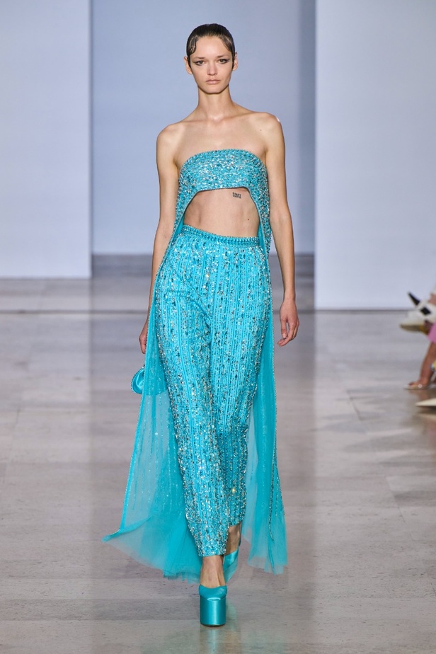 مجموعة دار جورج حبيقة Eternal Gifts  افتتحت العرض مؤثرة الموضة الألمانية ليوني هان بفستان قصير باللون الفضي تميّز بسلاسل معدنية ثلاثية الأبعاد