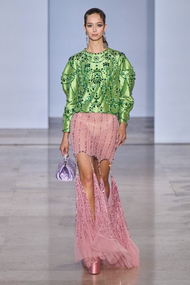 مجموعة دار جورج حبيقة Eternal Gifts  افتتحت العرض مؤثرة الموضة الألمانية ليوني هان بفستان قصير باللون الفضي تميّز بسلاسل معدنية ثلاثية الأبعاد