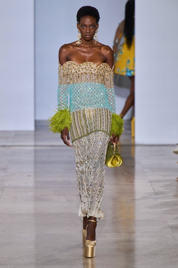 مجموعة دار جورج حبيقة Eternal Gifts  افتتحت العرض مؤثرة الموضة الألمانية ليوني هان بفستان قصير باللون الفضي تميّز بسلاسل معدنية ثلاثية الأبعاد