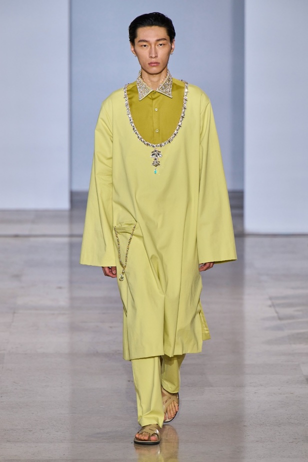 مجموعة دار جورج حبيقة Eternal Gifts  افتتحت العرض مؤثرة الموضة الألمانية ليوني هان بفستان قصير باللون الفضي تميّز بسلاسل معدنية ثلاثية الأبعاد