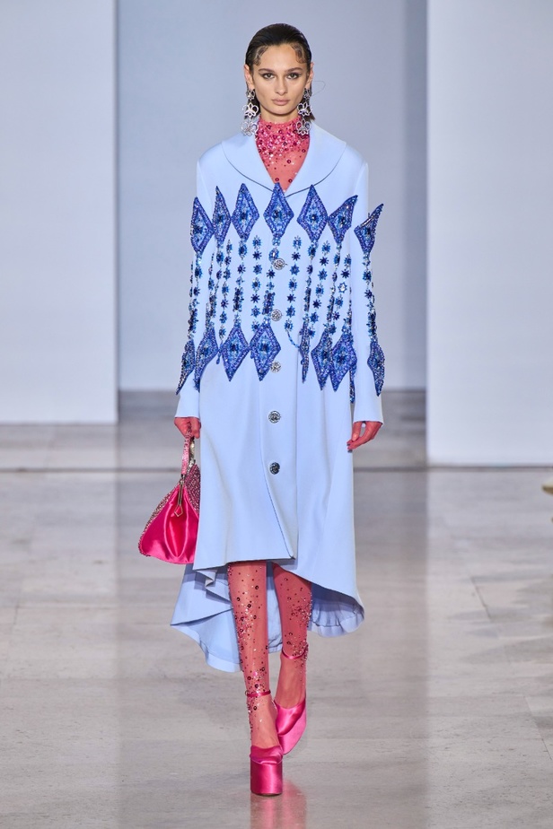 مجموعة دار جورج حبيقة Eternal Gifts  افتتحت العرض مؤثرة الموضة الألمانية ليوني هان بفستان قصير باللون الفضي تميّز بسلاسل معدنية ثلاثية الأبعاد