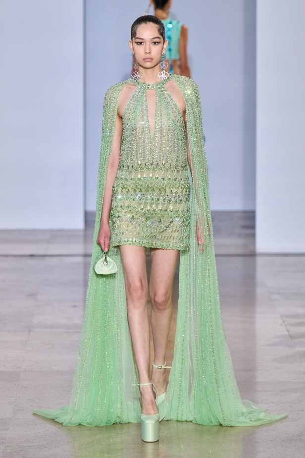 مجموعة دار جورج حبيقة Eternal Gifts  افتتحت العرض مؤثرة الموضة الألمانية ليوني هان بفستان قصير باللون الفضي تميّز بسلاسل معدنية ثلاثية الأبعاد