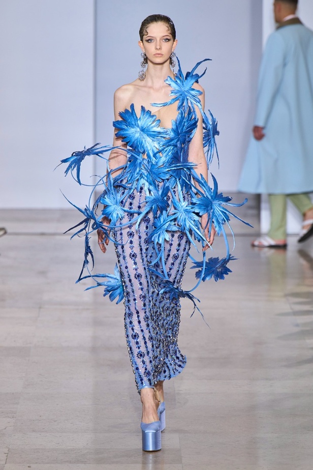 مجموعة دار جورج حبيقة Eternal Gifts  افتتحت العرض مؤثرة الموضة الألمانية ليوني هان بفستان قصير باللون الفضي تميّز بسلاسل معدنية ثلاثية الأبعاد