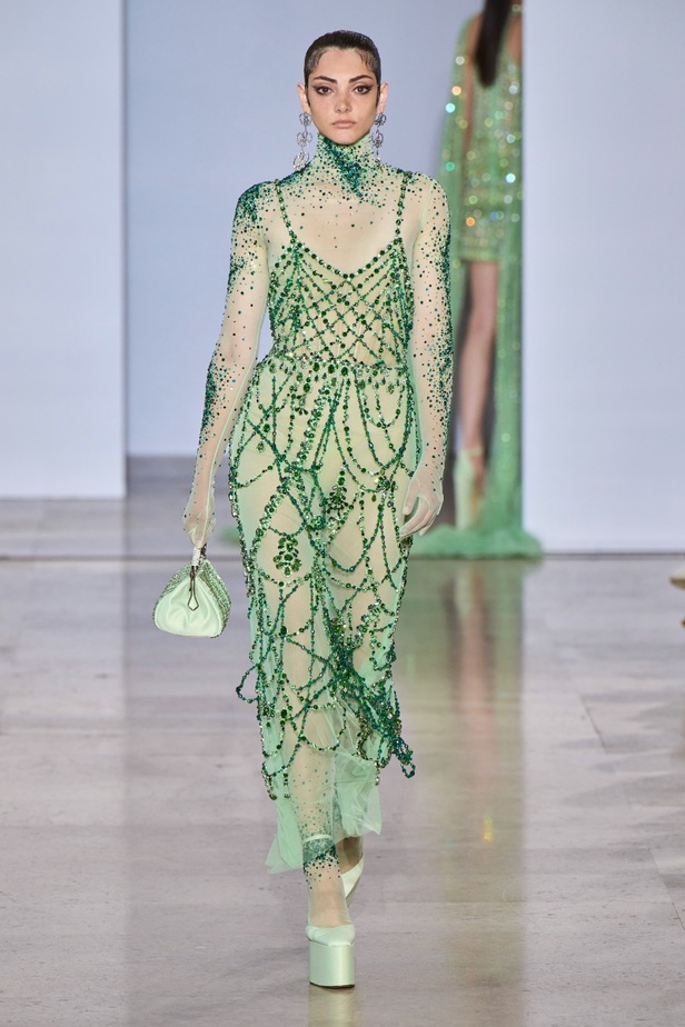 مجموعة دار جورج حبيقة Eternal Gifts  افتتحت العرض مؤثرة الموضة الألمانية ليوني هان بفستان قصير باللون الفضي تميّز بسلاسل معدنية ثلاثية الأبعاد