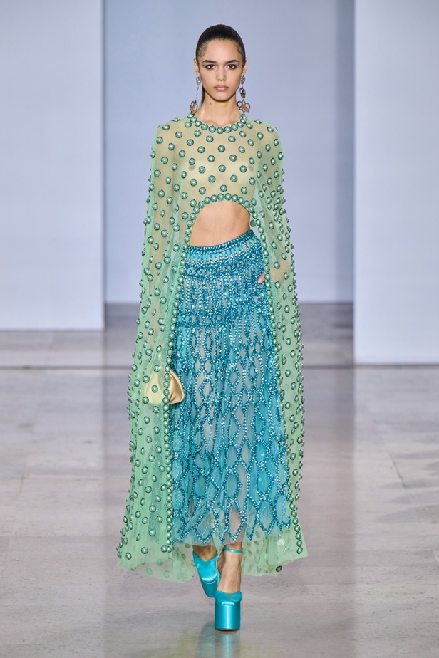 مجموعة دار جورج حبيقة Eternal Gifts  افتتحت العرض مؤثرة الموضة الألمانية ليوني هان بفستان قصير باللون الفضي تميّز بسلاسل معدنية ثلاثية الأبعاد