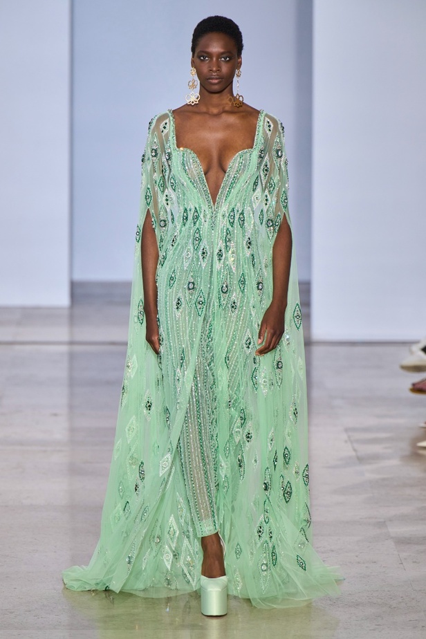 مجموعة دار جورج حبيقة Eternal Gifts  افتتحت العرض مؤثرة الموضة الألمانية ليوني هان بفستان قصير باللون الفضي تميّز بسلاسل معدنية ثلاثية الأبعاد