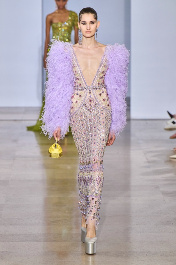 مجموعة دار جورج حبيقة Eternal Gifts  افتتحت العرض مؤثرة الموضة الألمانية ليوني هان بفستان قصير باللون الفضي تميّز بسلاسل معدنية ثلاثية الأبعاد