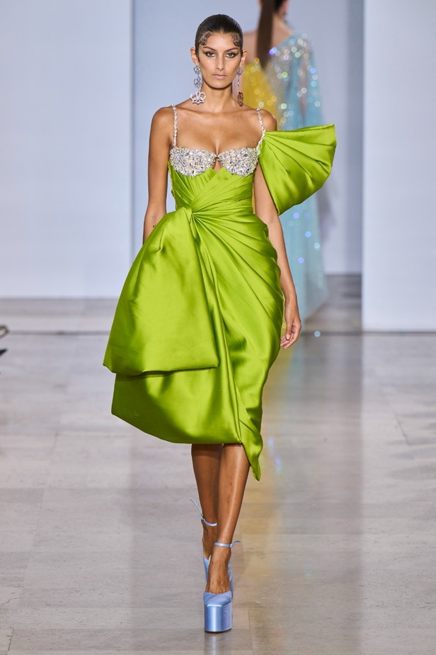 مجموعة دار جورج حبيقة Eternal Gifts  افتتحت العرض مؤثرة الموضة الألمانية ليوني هان بفستان قصير باللون الفضي تميّز بسلاسل معدنية ثلاثية الأبعاد