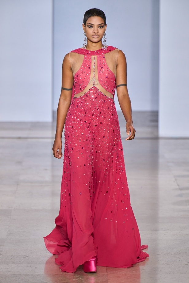 مجموعة دار جورج حبيقة Eternal Gifts  افتتحت العرض مؤثرة الموضة الألمانية ليوني هان بفستان قصير باللون الفضي تميّز بسلاسل معدنية ثلاثية الأبعاد