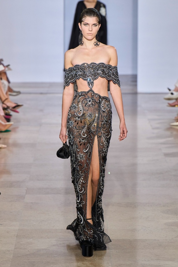 مجموعة دار جورج حبيقة Eternal Gifts  افتتحت العرض مؤثرة الموضة الألمانية ليوني هان بفستان قصير باللون الفضي تميّز بسلاسل معدنية ثلاثية الأبعاد