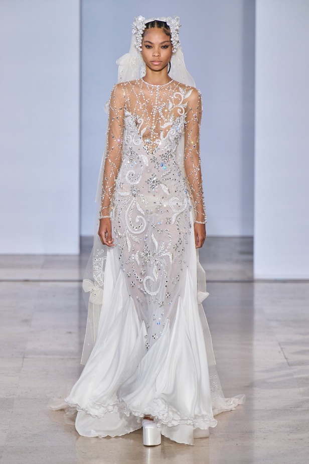 مجموعة دار جورج حبيقة Eternal Gifts  افتتحت العرض مؤثرة الموضة الألمانية ليوني هان بفستان قصير باللون الفضي تميّز بسلاسل معدنية ثلاثية الأبعاد