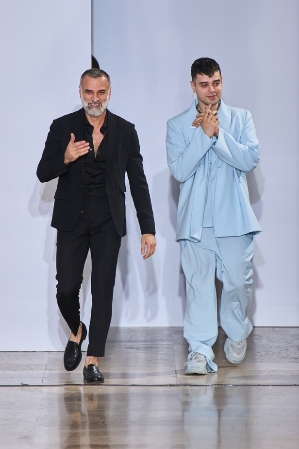 مجموعة دار جورج حبيقة Eternal Gifts  افتتحت العرض مؤثرة الموضة الألمانية ليوني هان بفستان قصير باللون الفضي تميّز بسلاسل معدنية ثلاثية الأبعاد