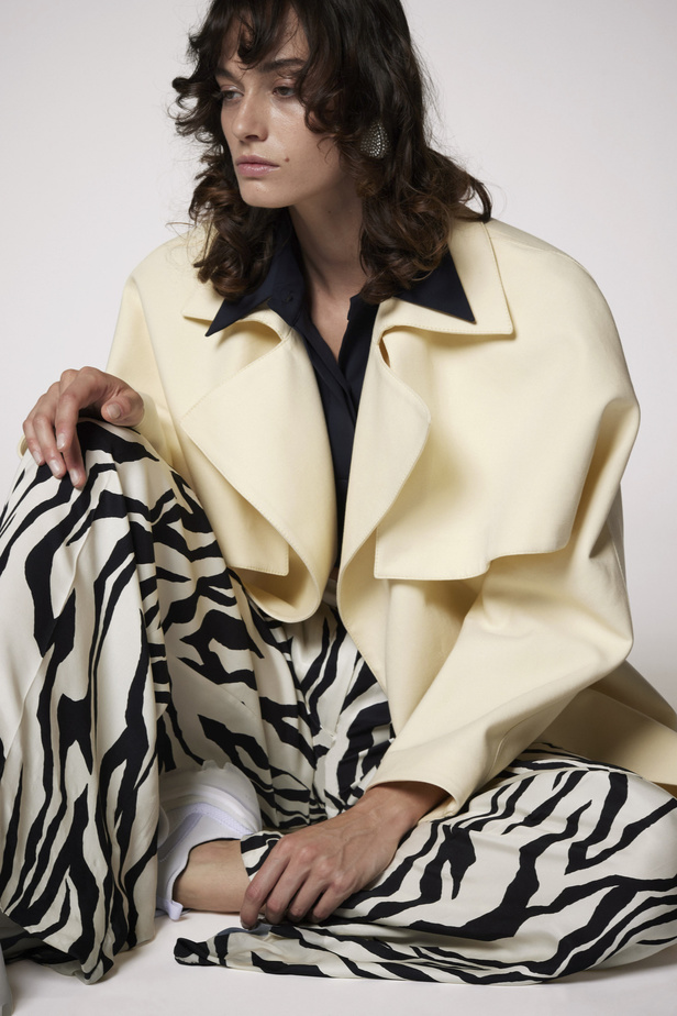 عرض أزياء Maison Rabih Kayrouz للهوت كوتور 2022 يحيي موضة القصات الفضفاضة