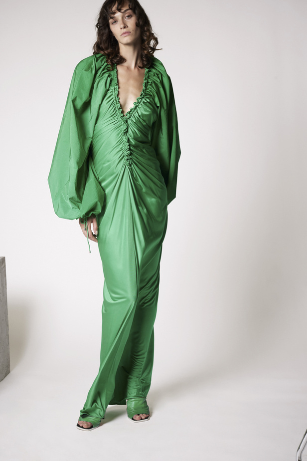 عرض أزياء Maison Rabih Kayrouz للهوت كوتور 2022 يحيي موضة القصات الفضفاضة