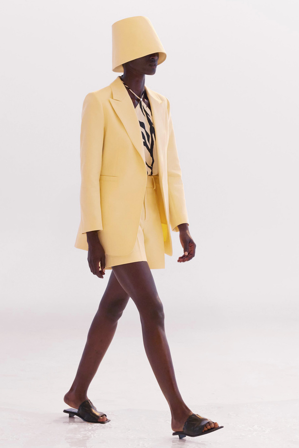 عرض أزياء Maison Rabih Kayrouz للهوت كوتور 2022 يحيي موضة القصات الفضفاضة