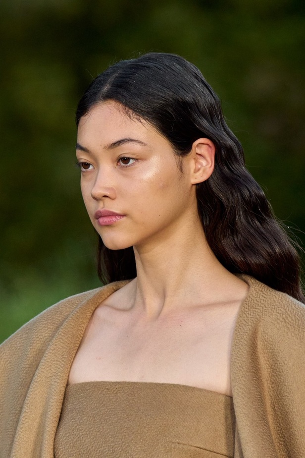 اطلالات جمالية من عرض أزياء Max Mara Resort 2023