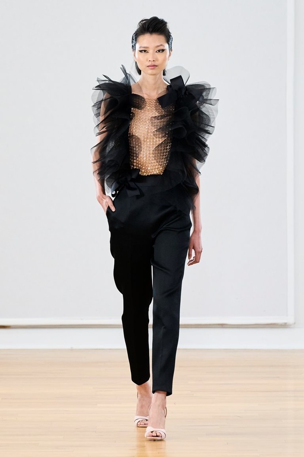 مجموعة رامي العلي لخريف وشتاء 2023 تستحضر جمال الستينيات بتصاميمها الكلاسيكية المفعمة بالحيوية