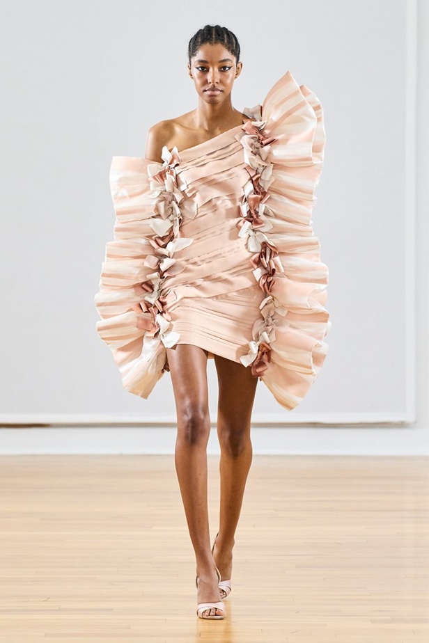 مجموعة رامي العلي لخريف وشتاء 2023 تستحضر جمال الستينيات بتصاميمها الكلاسيكية المفعمة بالحيوية