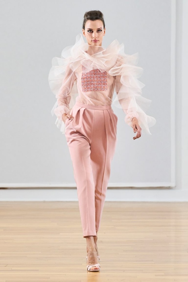 مجموعة رامي العلي لخريف وشتاء 2023 تستحضر جمال الستينيات بتصاميمها الكلاسيكية المفعمة بالحيوية