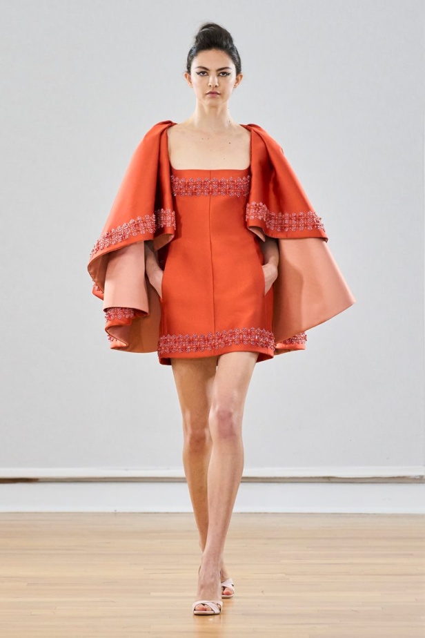 مجموعة رامي العلي لخريف وشتاء 2023 تستحضر جمال الستينيات بتصاميمها الكلاسيكية المفعمة بالحيوية